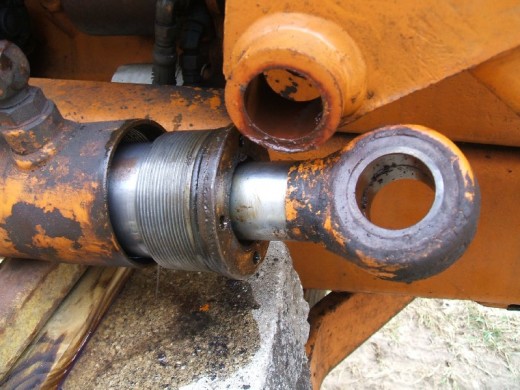 裝載機活塞(sai)杆的拆卸步(bu)驟拆下密封(feng)件圖