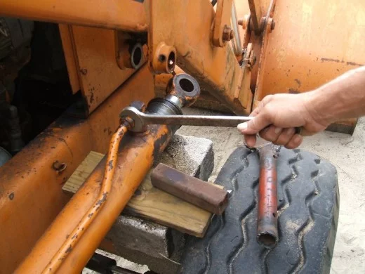 裝載機(jī)活塞杆的拆(chāi)卸步驟釋放(fang)壓力圖