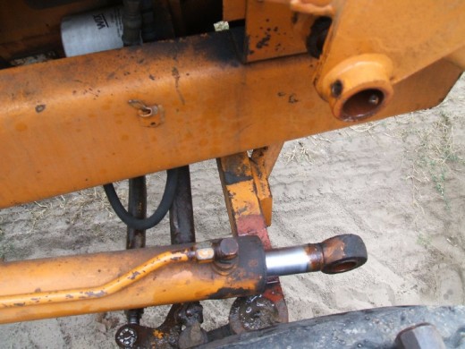 裝載機活塞(sai)杆的拆卸步(bu)驟在木塊上(shang)支撐圖