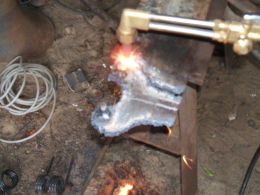 裝載機活塞(sai)杆的拆卸步(bu)驟制作擰開(kai)壓蓋的工具(jù)圖