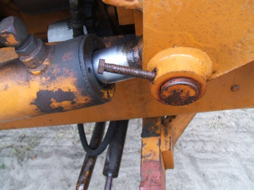 裝(zhuang)載機活塞杆(gan)的拆卸步驟(zhou)斷開兩端連(lian)接圖